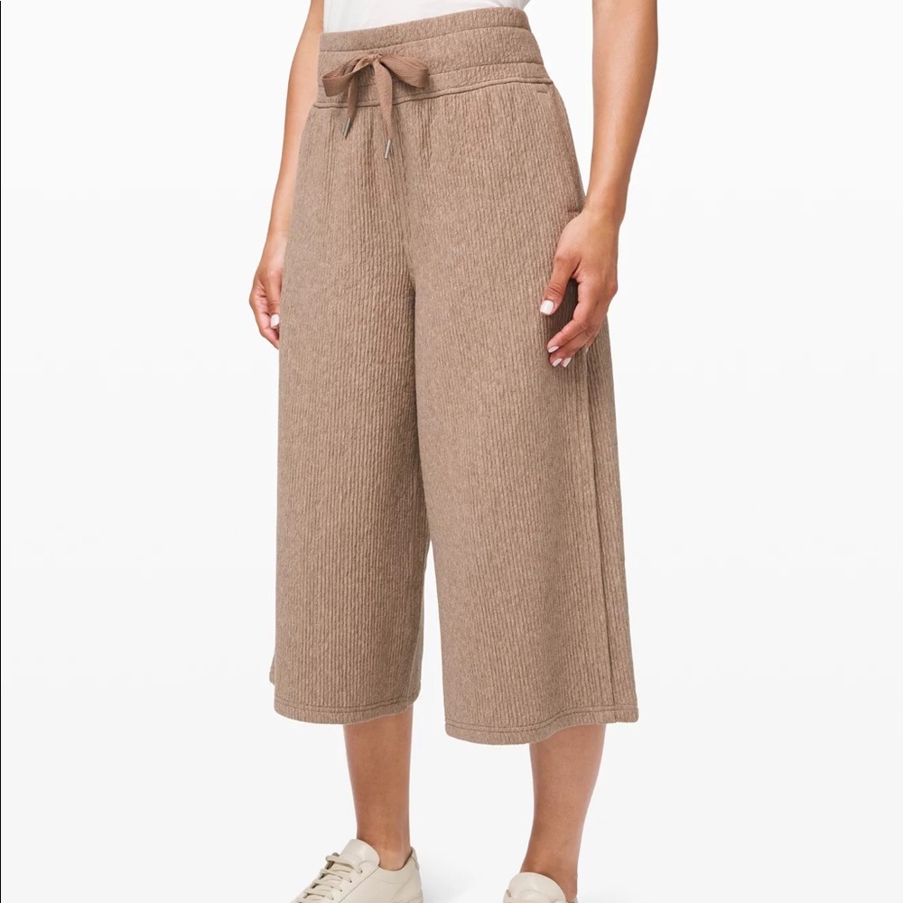 Lululemon Athletica retreat yourself crop pants 6